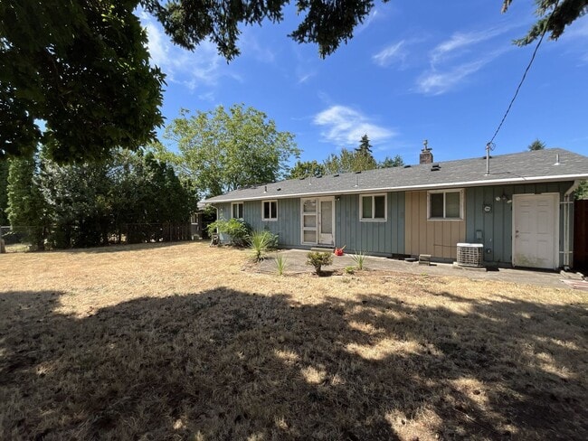 Building Photo - Charming Single-Level 3 Bedroom Home with Spacious Fenced Backyard, Landscaping Included & Great ...