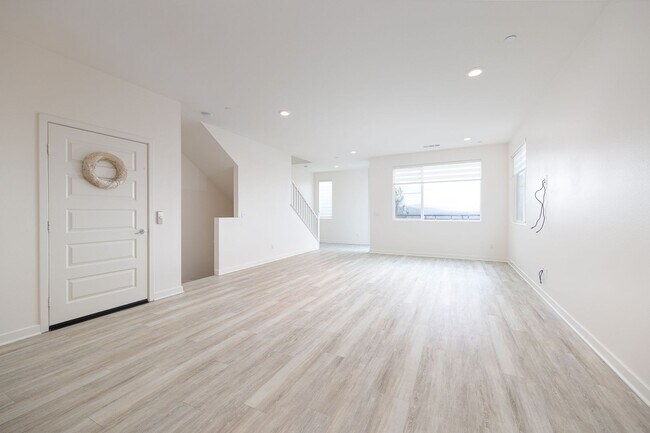 Building Photo - Beautifully Updated 3-Bedroom Detached hom...