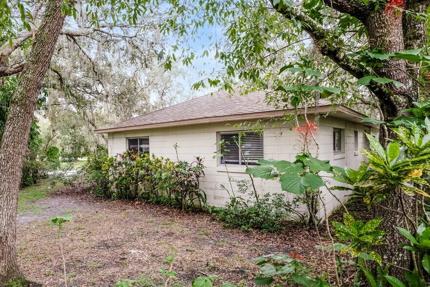 Building Photo - 2701 Kinnon Dr