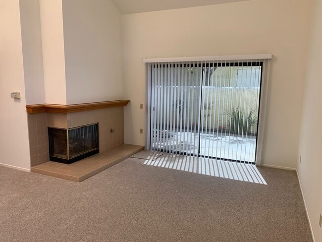 Building Photo - Light & Bright Mission Ridge Condo