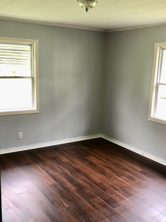 Building Photo - SPACIOUS Zephyrhills 4BR/1BA Home in the Heart of Downtown!