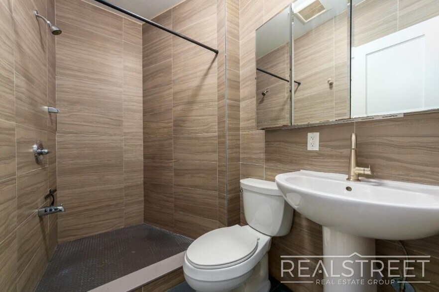 Building Photo - New 3 BED 1.5 Bath in Bed Stuy!