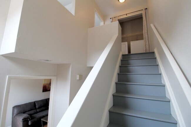 Building Photo - 1420 Bradley Dr