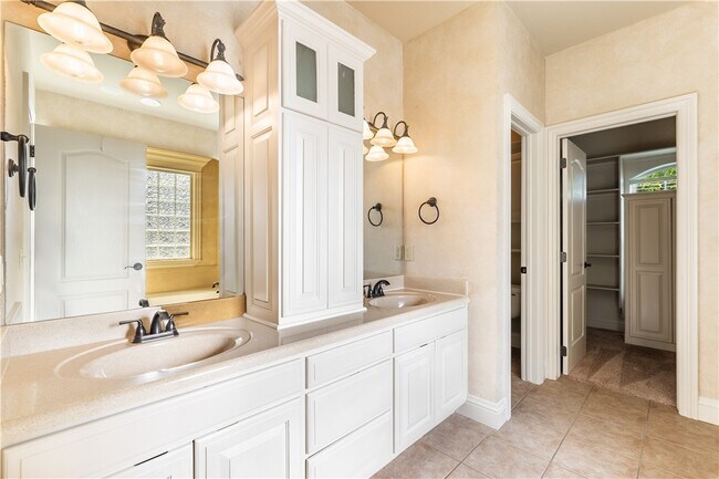 Building Photo - 4103 SE 3rd St