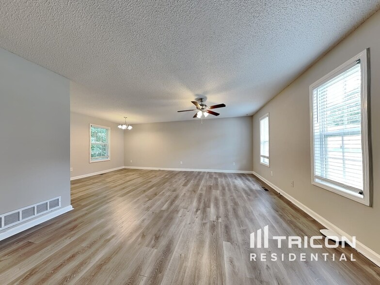 Building Photo - 372 River Trace Dr