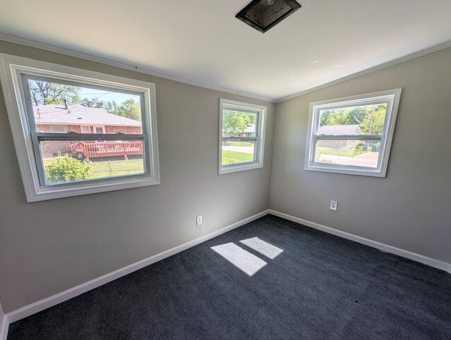 Building Photo - Updated Open-Concept with Sunroom & Finished Basement Space