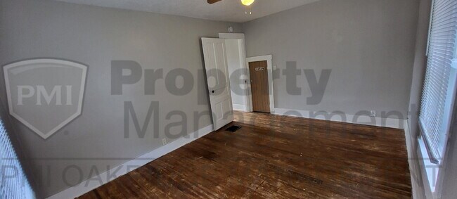 Building Photo - 3 Bedroom Home with 2 Car Garage