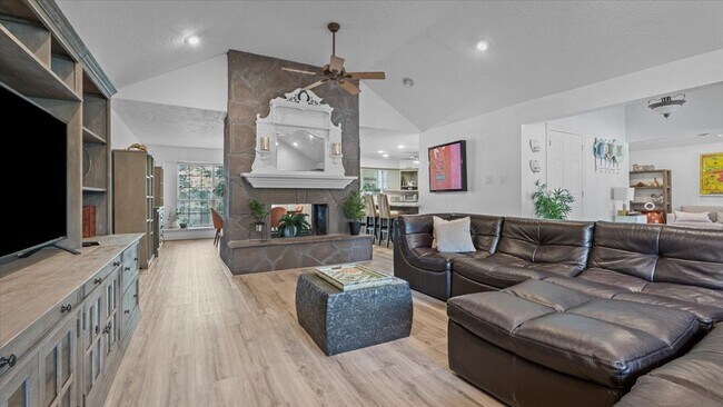 Building Photo - 9502 Rolling Oaks