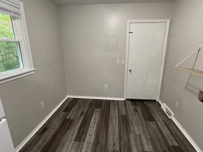 Building Photo - Brick Ranch in Taylors