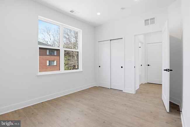 Building Photo - 5358 Zenith Overlook