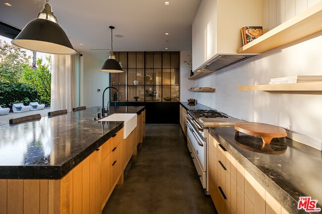 Building Photo - 901 Flower Ave