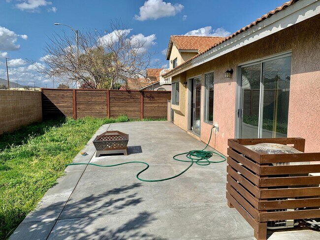 Building Photo - Nice Single Story Home