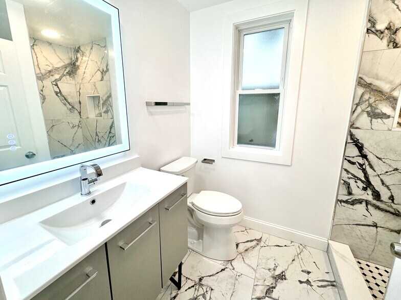 Building Photo - 190 Hillside St