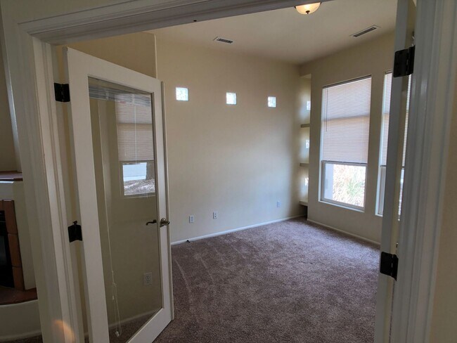 Building Photo - Well-Maintained 3-Bedroom Townhome with 2-Car Garage in Desirable Location!