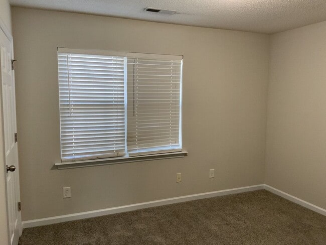 Building Photo - 2 Bedroom 2.5 Bathroom Townhome located in the The Gables!