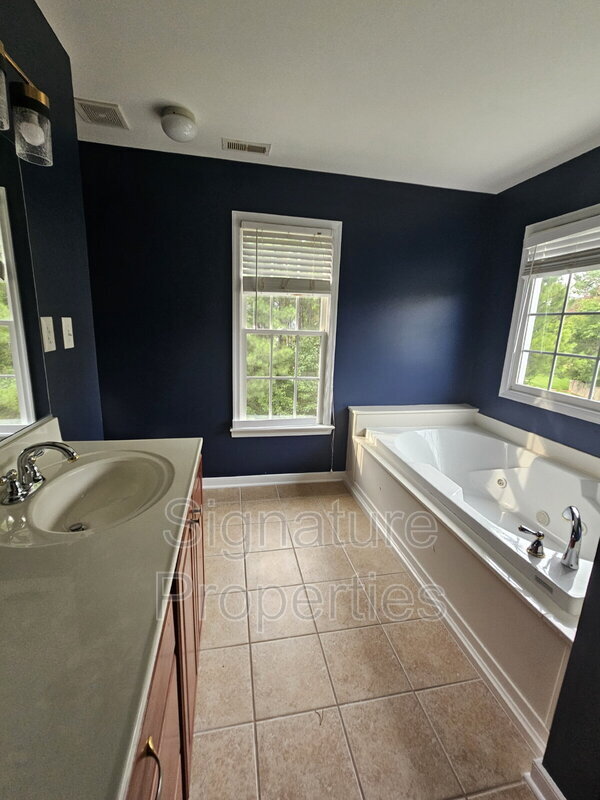 Building Photo - 5600 Barnsley Pl