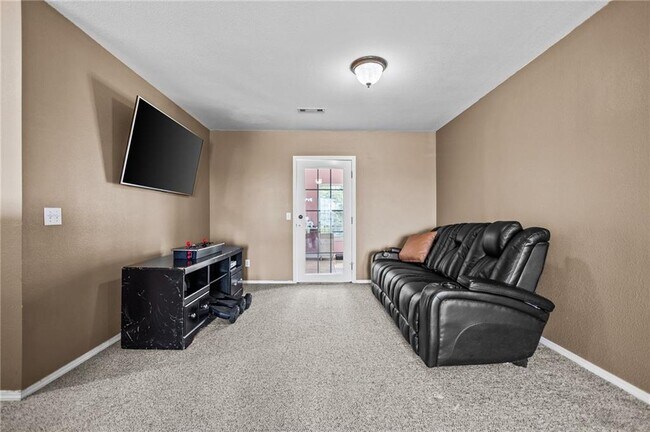 Building Photo - 10940 Devils Den Rd