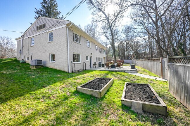 Building Photo - 5128 Linnean Terrace NW
