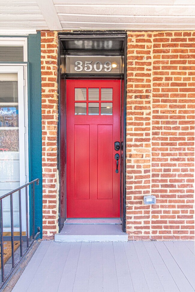 Building Photo - 3509 Chestnut Ave