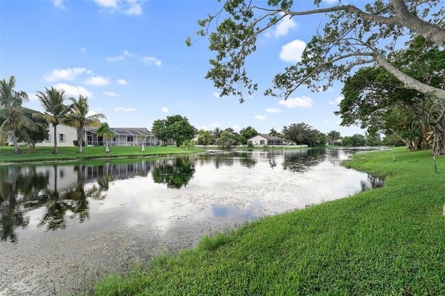 Building Photo - 9468 S Palm Dr