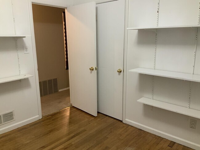 Building Photo - 829 Robinwood Dr