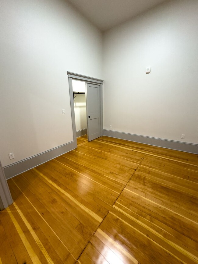 Building Photo - NEWLY RENOVATED DOWNTOWN SALEM ONE BEDROOM