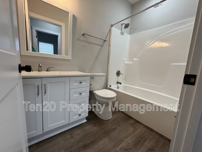 Building Photo - 1346 Ingersoll Dr