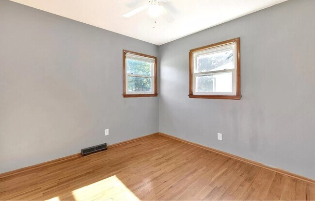 Building Photo - 211 E Meadowlark Rd