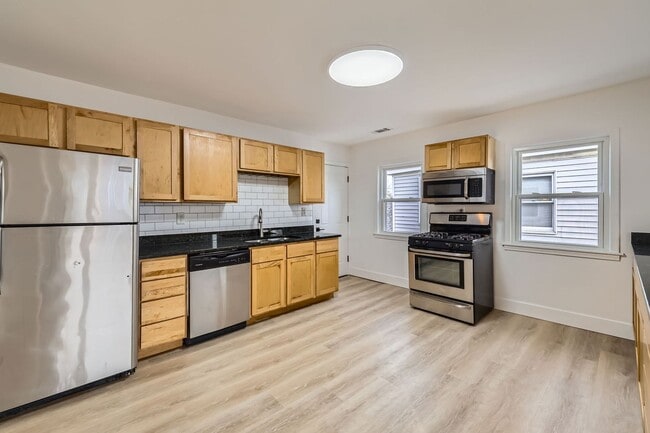 Building Photo - 2 bed/1 bath updated duplex