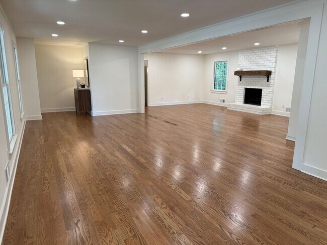 Building Photo - 185 Landor Dr