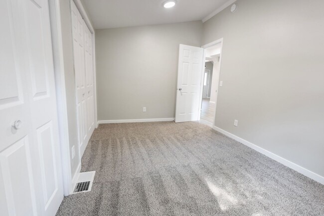 Building Photo - 4 Bedroom House for Rent