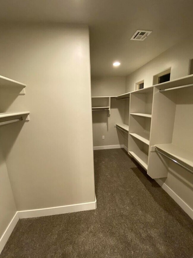 Building Photo - Wonderful 3 Bedroom Townhome. Water, sewer and garbage included.