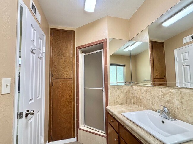 Building Photo - 4301 Green Ave