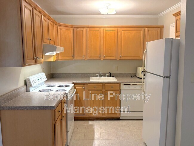 Building Photo - 2336 Kenmore Ave