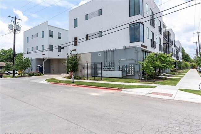 Building Photo - 2709 E 5th St.