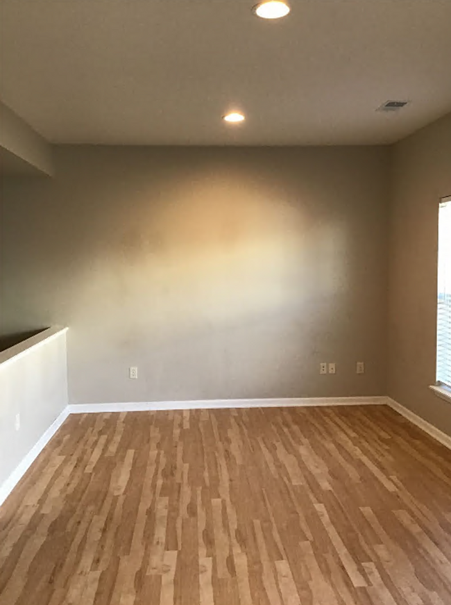 Building Photo - Spacious 3-Bedroom Townhome with Garage - ...