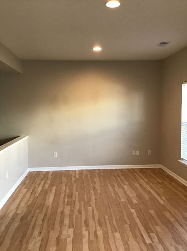 Building Photo - Spacious 3BR Townhome w/ Garage | Great Location Near I-81