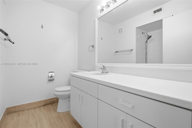 Building Photo - 2066 Madeira Dr