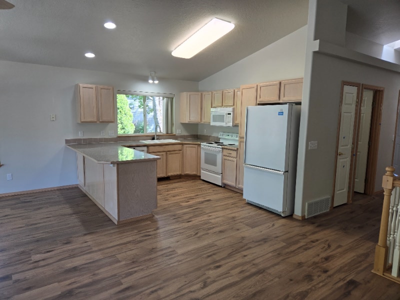 Building Photo - 404 S Chinook Cir