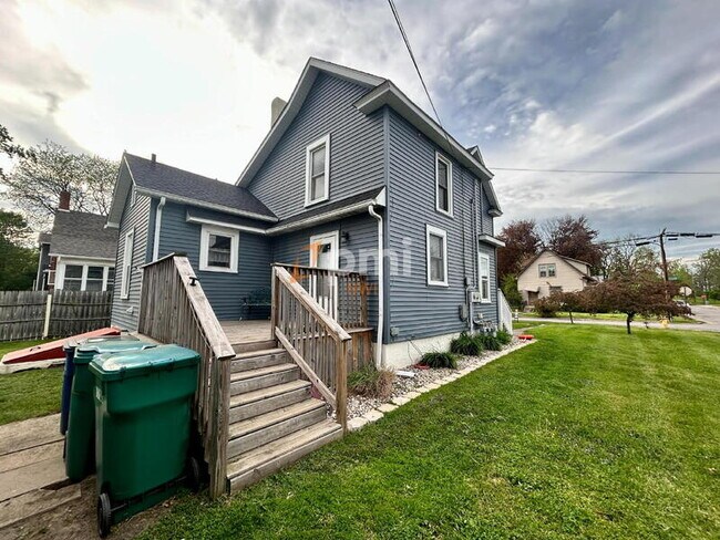 Building Photo - 1302 2nd St