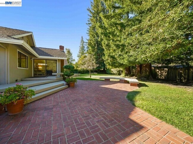 Building Photo - 261 St Paul Dr