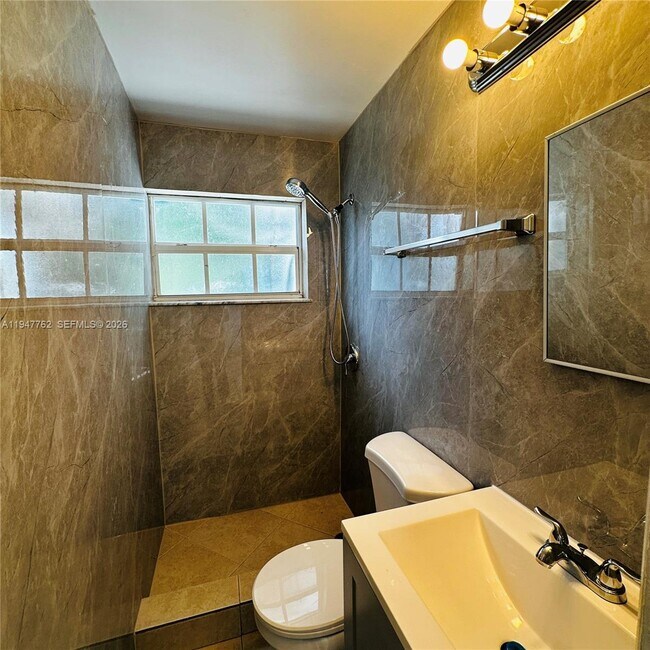 Building Photo - 732 Moffett St