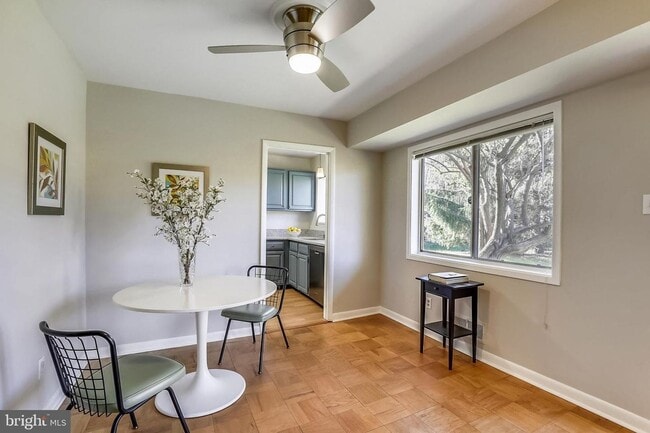 Building Photo - Private and Spacious Condo in Bethesda!