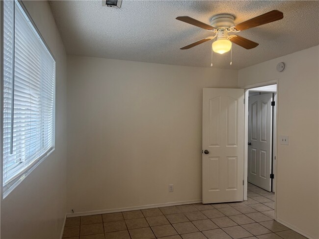 Building Photo - 1943 Pico St