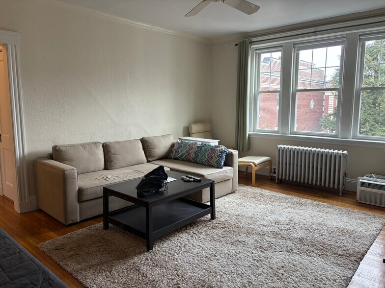 Primary Photo - 52 Babcock St