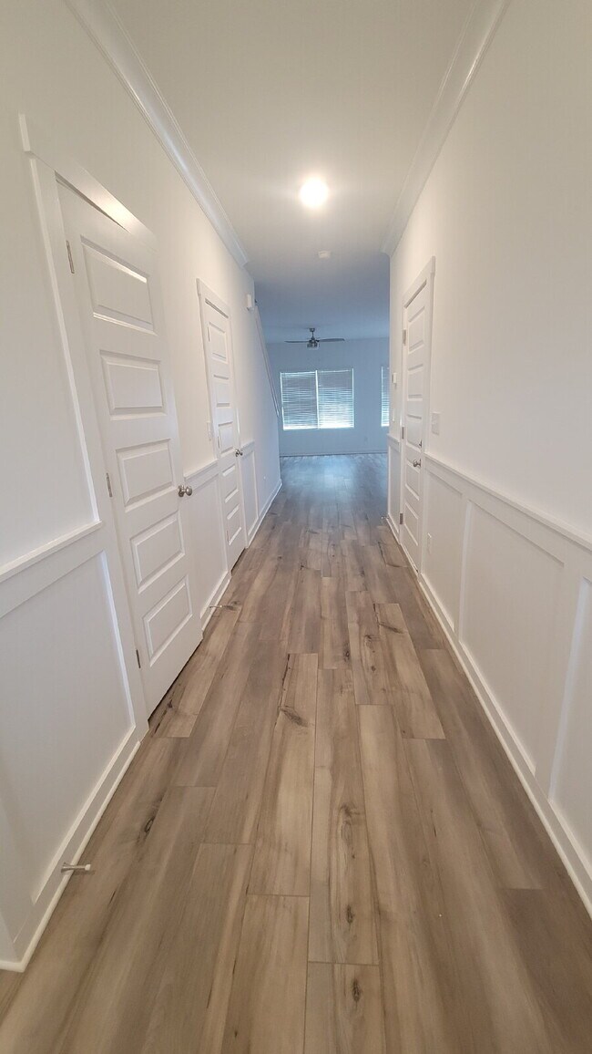 Building Photo - 7589 Discovery Pt Dr NW