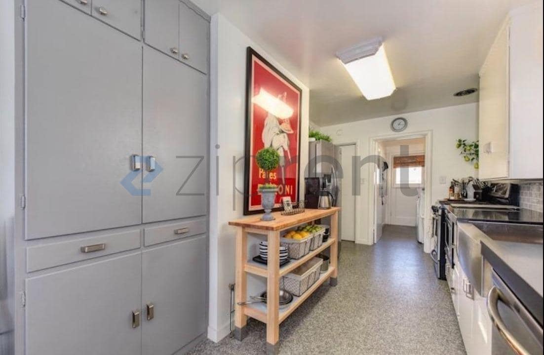 Building Photo - Unit