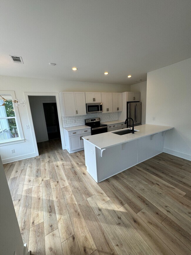 Building Photo - 509 Rosedale Ave