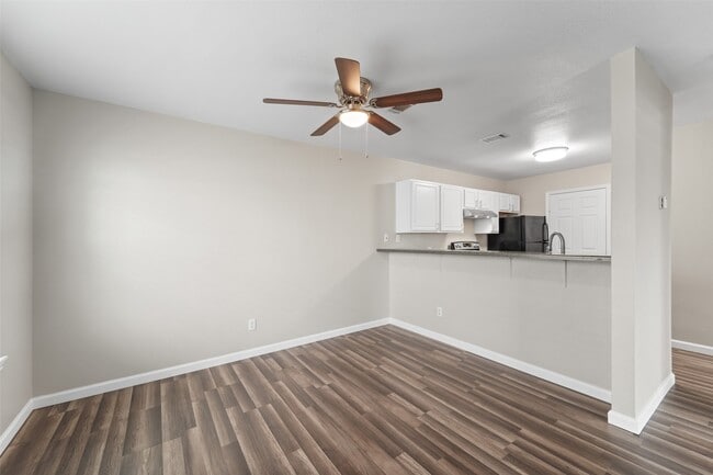 Building Photo - 516 Hollyhock st