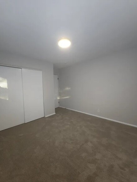 Building Photo - 920 S 74th St